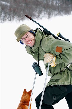 simsearch:400-05888885,k - Smiling hunter skiing Foto de stock - Royalty Free Premium, Número: 6102-08168871