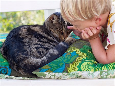 djurgarden - Girl stroking sleeping cat Photographie de stock - Premium Libres de Droits, Code: 6102-08168893