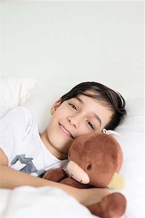 Boy in bed with his teddy bear Photographie de stock - Premium Libres de Droits, Code: 6102-08168909