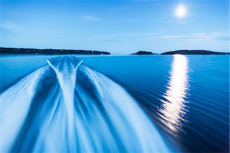 Wave on calm water Stockbilder - Premium RF Lizenzfrei, Bildnummer: 6102-08169047