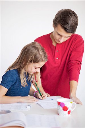 devoir (école) - Brother helping sister with homework Photographie de stock - Premium Libres de Droits, Code: 6102-08169100