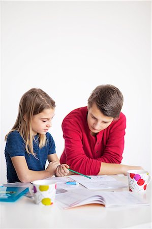 simsearch:6102-07768538,k - Brother helping sister with homework Foto de stock - Sin royalties Premium, Código: 6102-08169101