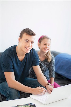 simsearch:6102-03828856,k - Children on sofa using laptop Stockbilder - Premium RF Lizenzfrei, Bildnummer: 6102-08169102