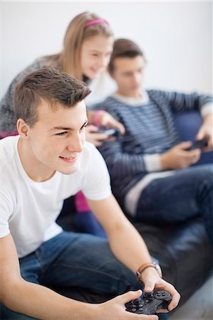 simsearch:649-03077859,k - Children on sofa playing video game Stockbilder - Premium RF Lizenzfrei, Bildnummer: 6102-08169108