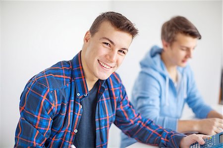simsearch:6102-03904588,k - Teenage boys doing homework Foto de stock - Royalty Free Premium, Número: 6102-08169117