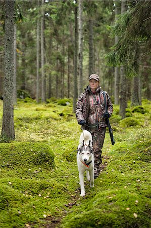 simsearch:6102-07768678,k - Woman with hunting dog in forest Foto de stock - Royalty Free Premium, Número: 6102-08184062