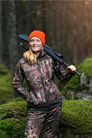 simsearch:6102-08184090,k - Woman hunting in forest Stockbilder - Premium RF Lizenzfrei, Bildnummer: 6102-08184077