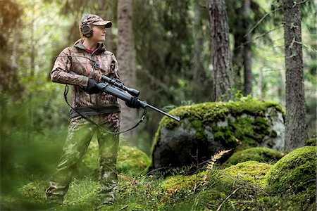 Woman hunting in forest Photographie de stock - Premium Libres de Droits, Code: 6102-08184081