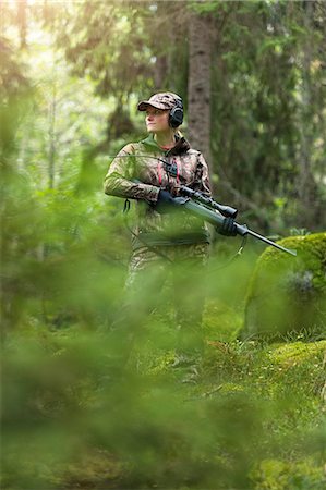 Woman hunting in forest Photographie de stock - Premium Libres de Droits, Code: 6102-08184082