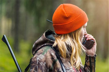 Woman hunting in forest Photographie de stock - Premium Libres de Droits, Code: 6102-08184087