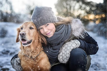 Portrait of smiling woman with dog Photographie de stock - Premium Libres de Droits, Code: 6102-08184094