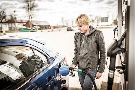 petróleo - Woman fueling car Foto de stock - Sin royalties Premium, Código: 6102-08184010