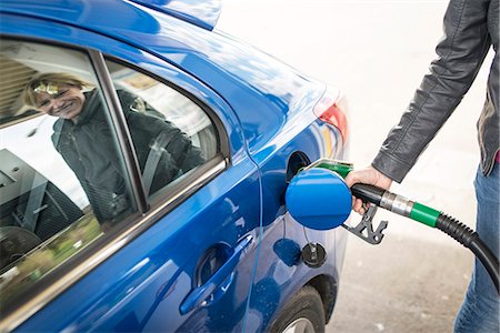 simsearch:6102-08885482,k - Smiling woman fueling car Foto de stock - Royalty Free Premium, Número: 6102-08184011