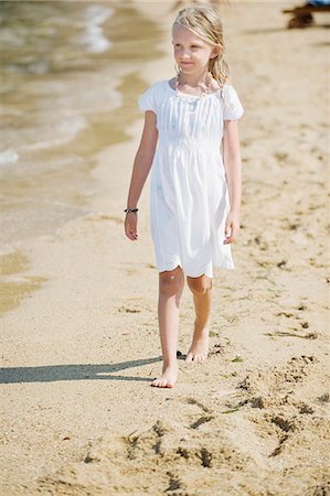 simsearch:6102-08746377,k - Girl walking on beach Stock Photo - Premium Royalty-Free, Code: 6102-08184022
