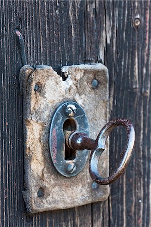 simsearch:694-03694099,k - Old key in lock Stock Photo - Premium Royalty-Free, Code: 6102-08184156