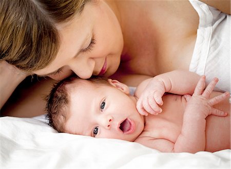 simsearch:6102-08558784,k - Mother with newborn baby Foto de stock - Sin royalties Premium, Código: 6102-08184183