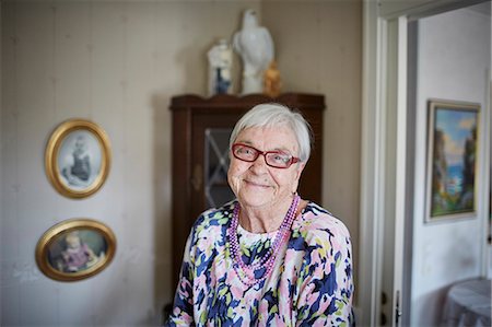 single old woman - Portrait of senior woman Foto de stock - Sin royalties Premium, Código: 6102-08184217