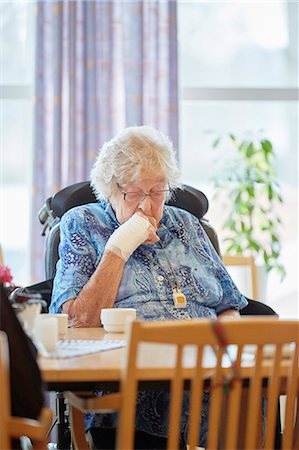 person in wheelchair at home - Senior woman sitting Foto de stock - Sin royalties Premium, Código: 6102-08184225