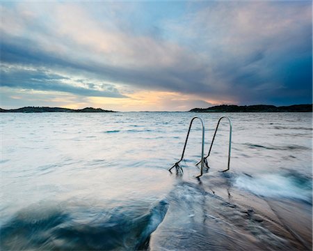 Bathing ladder in frozen lake Foto de stock - Sin royalties Premium, Código: 6102-08120181