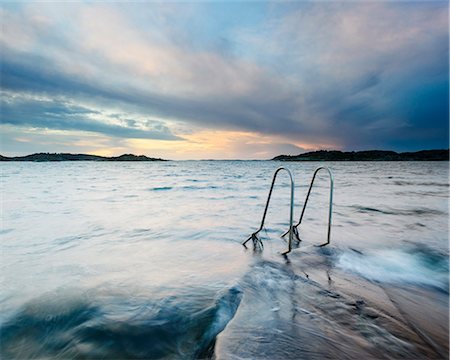 Bathing ladder in frozen lake Photographie de stock - Premium Libres de Droits, Code: 6102-08120181