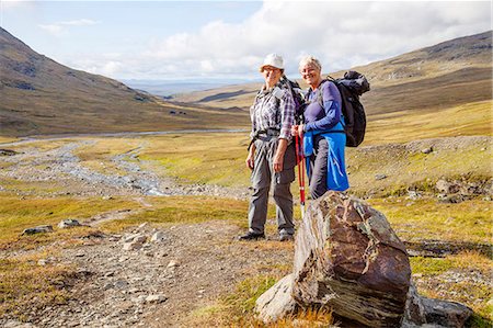 simsearch:6102-07768678,k - Senior women hiking Foto de stock - Royalty Free Premium, Número: 6102-08120240