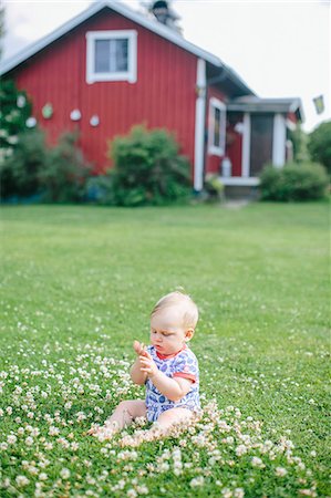 simsearch:6102-08120333,k - Baby boy sitting in grass Foto de stock - Sin royalties Premium, Código: 6102-08120293