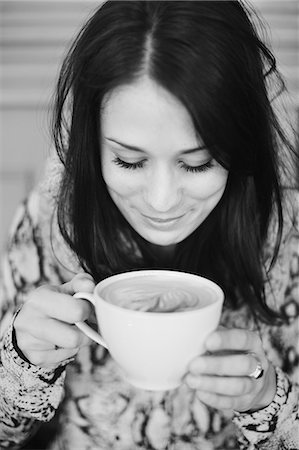 schwarzweiß - Young woman with cup of coffee Stockbilder - Premium RF Lizenzfrei, Bildnummer: 6102-08120398