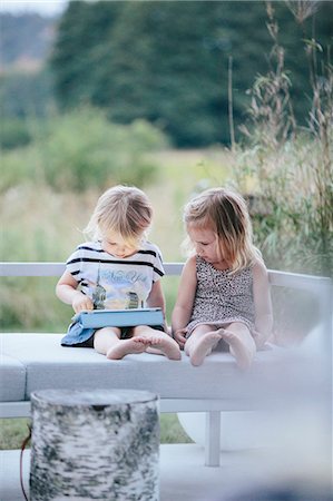 simsearch:6102-08000830,k - Children playing with digital tablet in garden Stock Photo - Premium Royalty-Free, Code: 6102-08120302