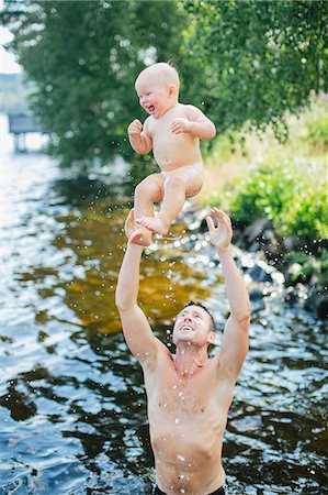dad bath boy - Father throwing baby boy in air Stock Photo - Premium Royalty-Free, Code: 6102-08120305