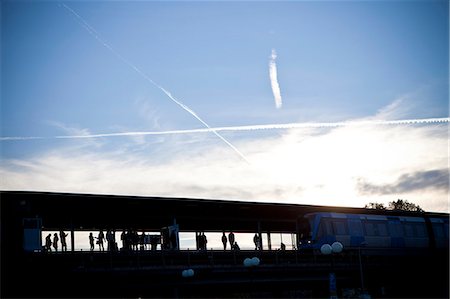 simsearch:6102-07843561,k - Silhouettes of people waiting on train stat Photographie de stock - Premium Libres de Droits, Code: 6102-08120320