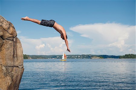 falaise - Man jumping into sea Photographie de stock - Premium Libres de Droits, Code: 6102-08120542