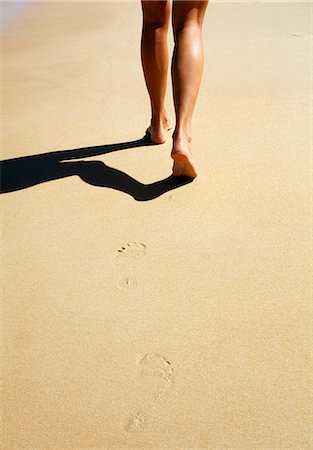 simsearch:693-03307023,k - Woman walking on beach, low section Stockbilder - Premium RF Lizenzfrei, Bildnummer: 6102-08120566