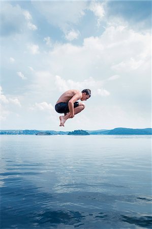 sommerferien - Man jumping into sea Photographie de stock - Premium Libres de Droits, Code: 6102-08120539