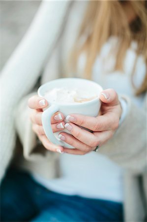 person cupping hands - Young woman having drink on beach Photographie de stock - Premium Libres de Droits, Code: 6102-08120660