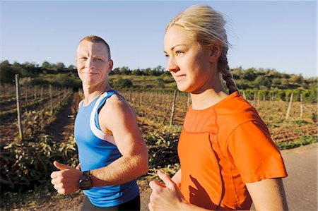 simsearch:6102-05655455,k - Young couple jogging Foto de stock - Royalty Free Premium, Número: 6102-08120690