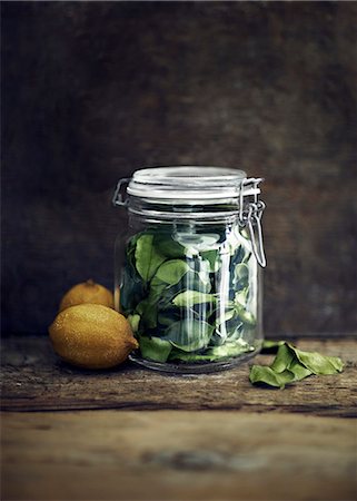 simsearch:6102-08388207,k - Lemons and lemon leaves in jar Foto de stock - Sin royalties Premium, Código: 6102-08120613