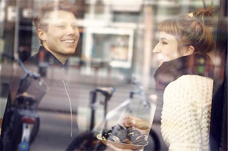 simsearch:6102-07602551,k - Smiling couple in restaurant Foto de stock - Royalty Free Premium, Número: 6102-08120615