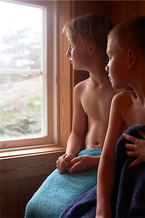 Boys looking through sauna window Foto de stock - Sin royalties Premium, Código: 6102-08120716