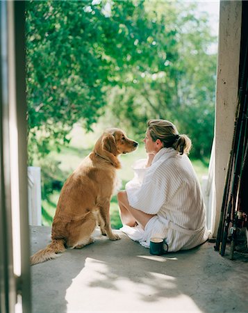 doorway - Woman sitting with dog Foto de stock - Sin royalties Premium, Código: 6102-08120891