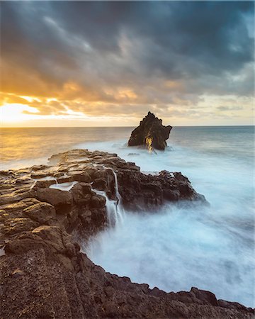 simsearch:6102-08994811,k - Rocky coast at dusk Foto de stock - Royalty Free Premium, Número: 6102-08120804