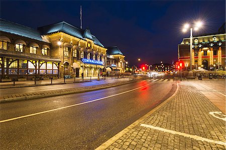 european roads not people not lifestyle not illustration - City street at night Foto de stock - Sin royalties Premium, Código: 6102-08120947