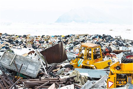 Bulldozer on landfield Photographie de stock - Premium Libres de Droits, Code: 6102-08120958