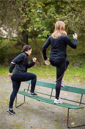 simsearch:6102-08481170,k - Young women training on bench Foto de stock - Royalty Free Premium, Número: 6102-08120993