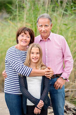 portrait of a daughter hugging her father - Parents with teenage daughter Foto de stock - Sin royalties Premium, Código: 6102-08121001