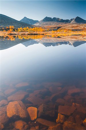rondane national park - Mountain reflecting in lake Photographie de stock - Premium Libres de Droits, Code: 6102-08121029