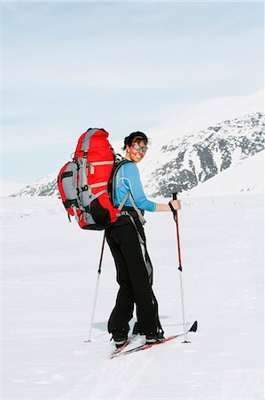 simsearch:6102-07455806,k - Smiling woman skiing Foto de stock - Sin royalties Premium, Código: 6102-08270531