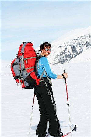 simsearch:6102-07455806,k - Smiling woman skiing Foto de stock - Sin royalties Premium, Código: 6102-08270532