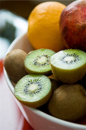 simsearch:6102-08885630,k - Close-up of kiwis Photographie de stock - Premium Libres de Droits, Code: 6102-08270643