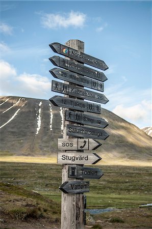 simsearch:614-09253770,k - Wooden signs in mountains Fotografie stock - Premium Royalty-Free, Codice: 6102-08270652