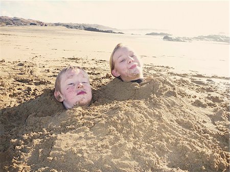 fuerteventura - Boy and girl covered by sand Foto de stock - Sin royalties Premium, Código: 6102-08270671